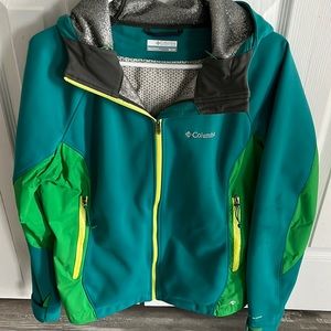 Columbia like new jacket with hood